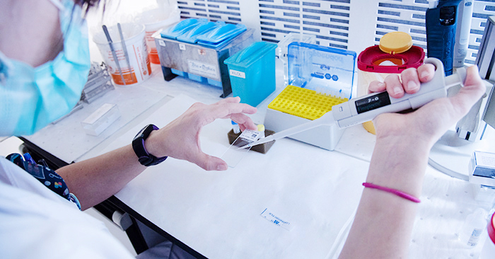 Una técnica analiza una muestra en el laboratorio de técnicas moleculares de la sede B