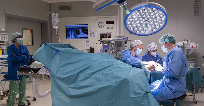 Intervención en un quirófano de Cirugía Ortopédica y Traumatología