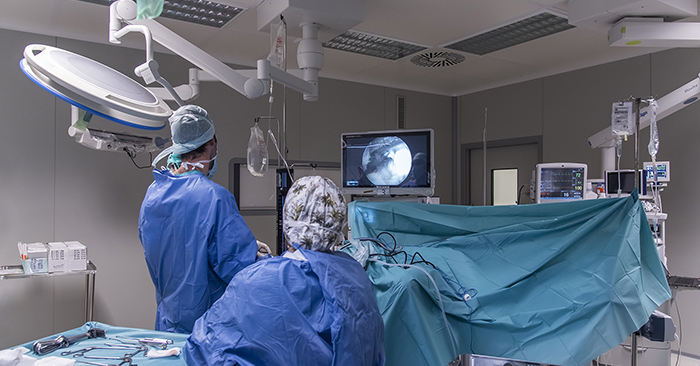 Intervención quirúrgica en un quirófano de Cirugía Ortopédica y Traumatología